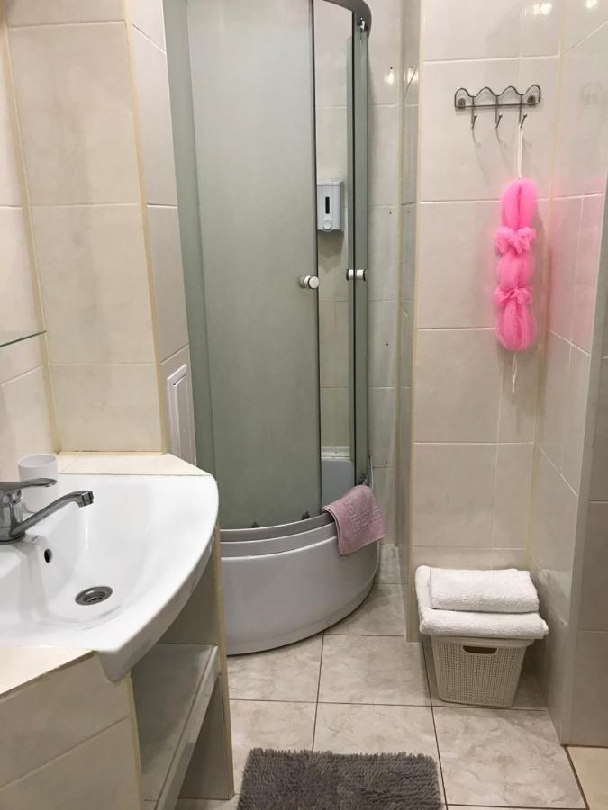 Rent Apartment In The Center Of チェルニーヒウ エクステリア 写真